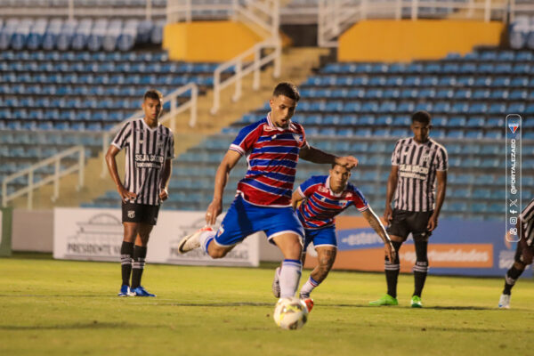 Kauê Canela batendo pênalti para o Fortaleza em final do Cearense