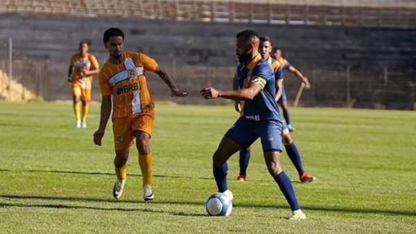 Fernandinho, atacante do Retrô, em jogo contra o Brasiliense, pela Série D