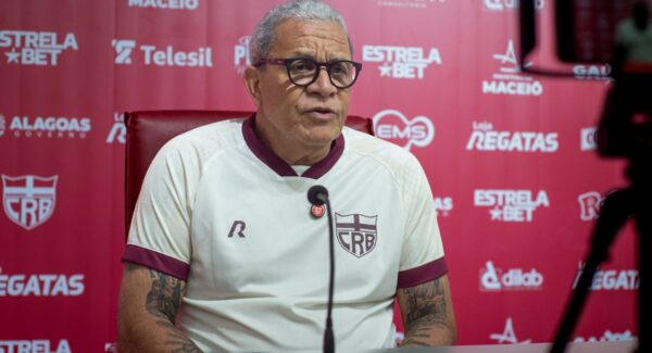 Hélio dos Anjos, técnico do CRB, em coletiva