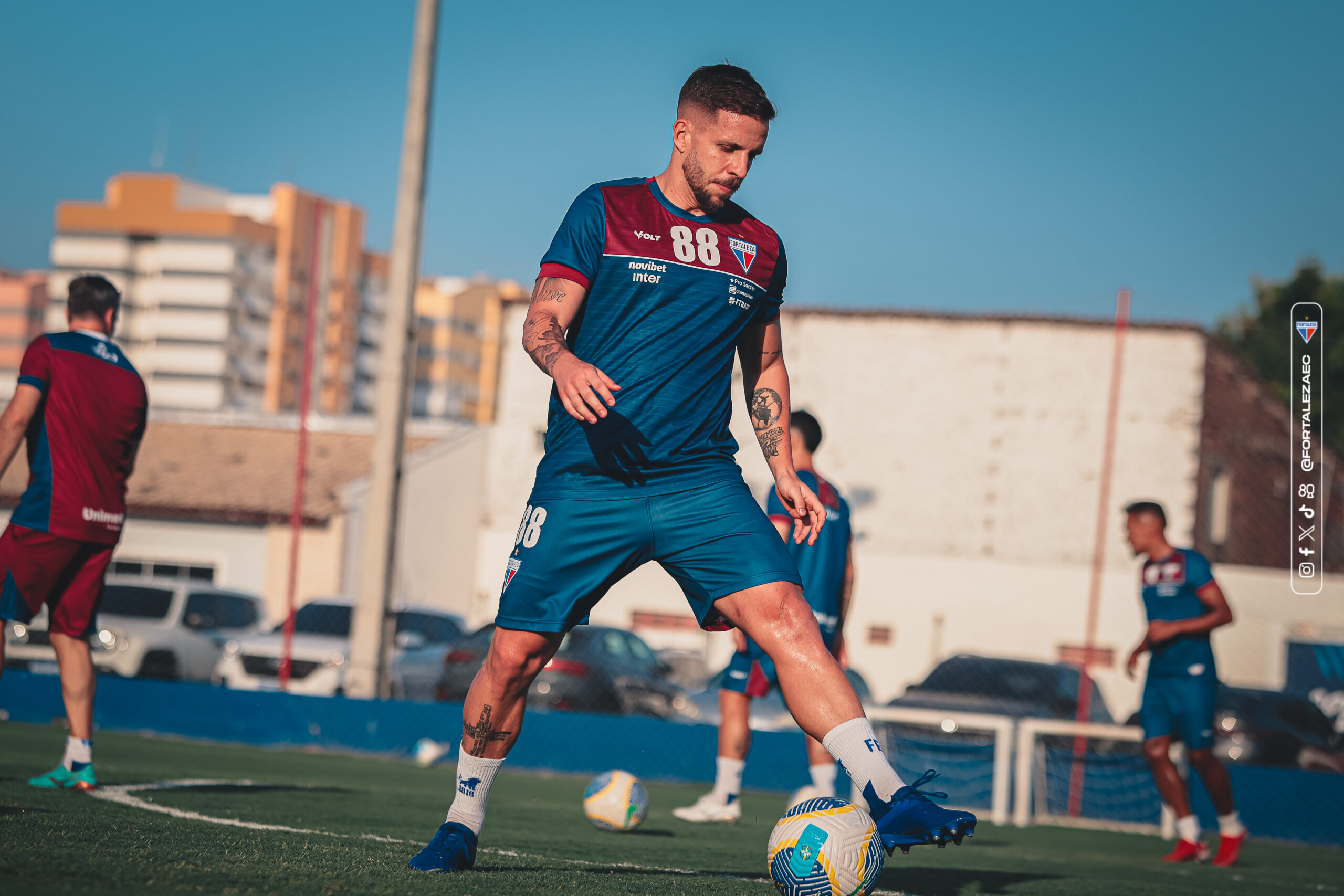 Lucas Sasha vê falta de critério da arbitragem em pênalti não marcado para o Fortaleza