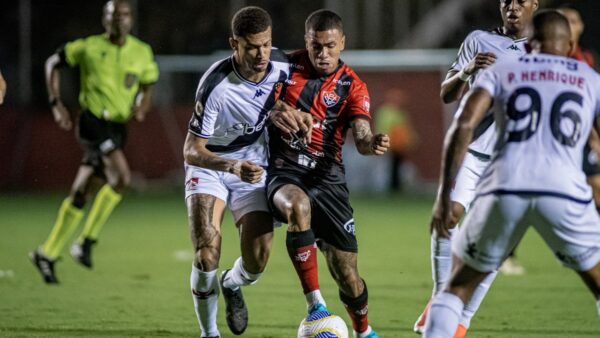 Lucas Esteves, lateral do Vitória em jogo contra o Vasco