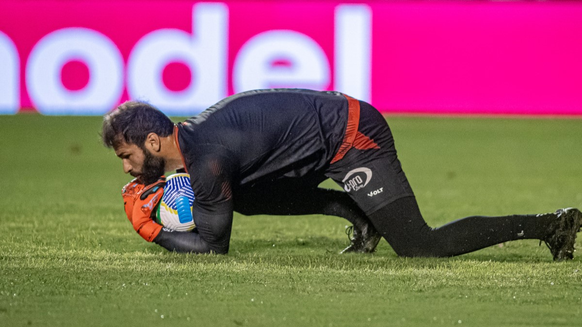 De volta à meta do Vitória, Muriel se diz pronto e enaltece parceria de Lucas Arcanjo