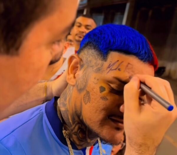 Torcedor do Fortaleza tatua autógrafo de Marcelo Paz no rosto 1 Torcedor do Fortaleza pedindo autógrafo de Marcelo Paz no rosto