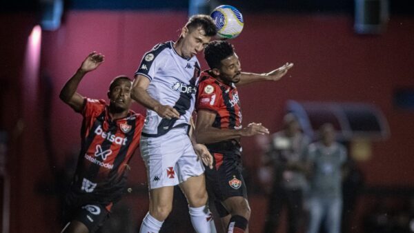 Willian Oliveira, volante do Vitória em jogo contra o Vasco