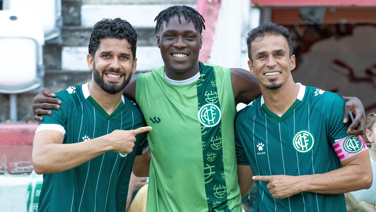 Atacante nigeriano do América-PE será observado pelo Náutico na pré-temporada