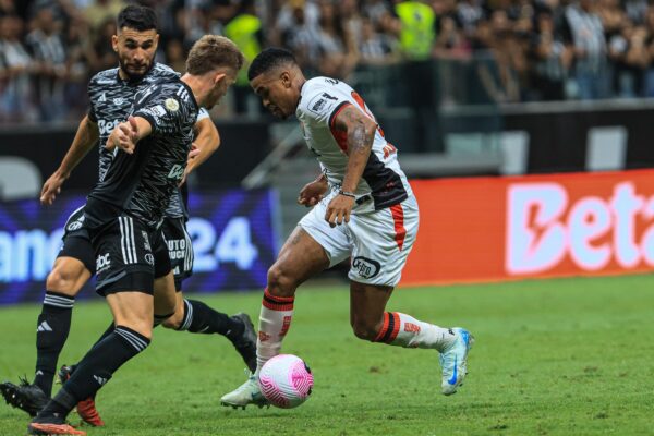Alerrandro celebra golaço contra o Atlético-MG e mira jogos pós-Data Fifa: “Se preparar para vencer” 1 Alerrandro, Vitória