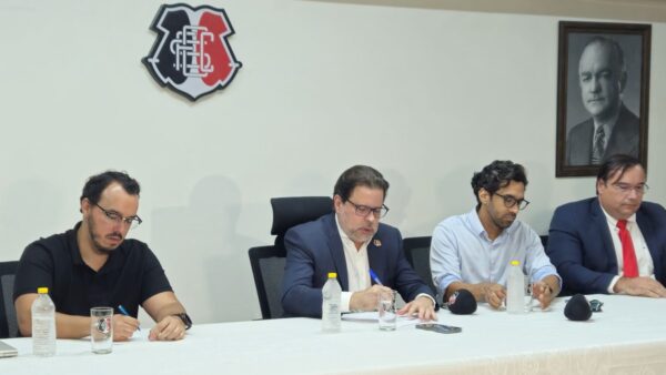 Gabriel Sousa, diretor da Alvarez & Marsal, Bruno Rodrigues, presidente do Santa Cruz, Victor Pessoa, presidente do Conselho Deliberativo do Santa Cruz, e Álvaro Maia, vice-presidente do Conselho Deliberativo do Santa Cruz