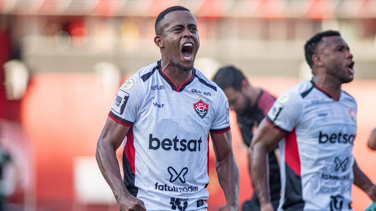 Carlos Eduardo celebra virada de chave no Vitória e projeta reencontro com o Athletico-PR: “Importante para mim”