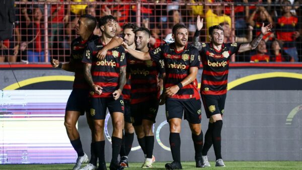 Sport bate o Botafogo-SP e encosta na liderança da Série B