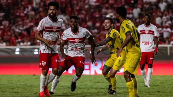 Falcão e Wanderson, jogadores do CRB, em jogo contra o Mirassol