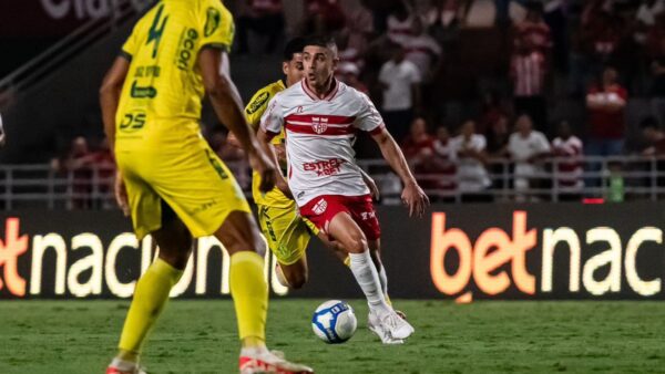 Gegê, meia do CRB, em jogo contra o Mirassol-SP