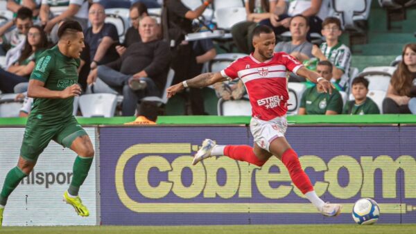 Léo Pereira, atacante do CRB em jogo contra o Coritiba