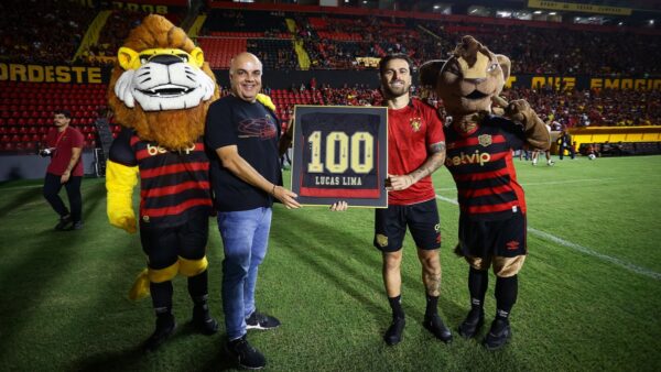 Lucas Lima, meia do Sport, homenageado por ter completado 100 jogos pelo clube