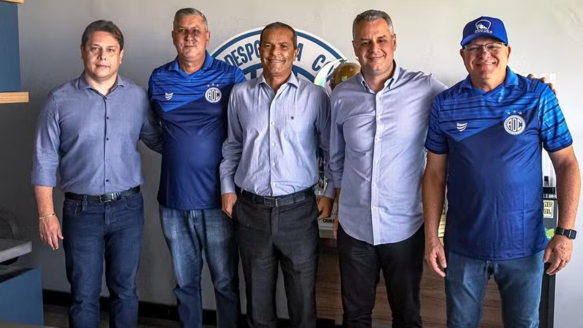 Novo técnico do Confiança desembarca em Aracaju e tem primeiro contato com direção