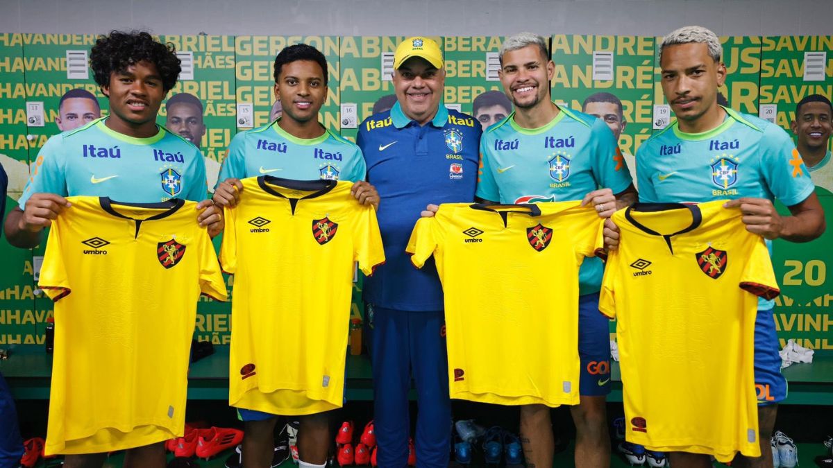 Yuri Romão chefia Seleção Brasileira, presenteia jogadores com camisa do Sport e valoriza: “Reconhecimento do momento do clube”