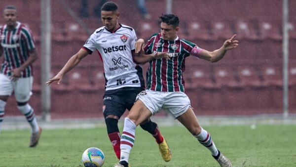 Vitória é batido pelo Fluminense e sofre primeira derrota pelo Brasileirão de Aspirantes 1 Vitória e Fluminense, pelo Brasileirão de Aspirantes