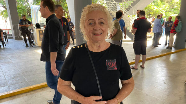 Sócios do Sport votam sim para a reforma do estatuto, que entra em vigor a partir do dia primeiro de janeiro 3 Nelcy Valença, torcedora do Sport aposentada - Foto: Pedro Maranhão/NE45