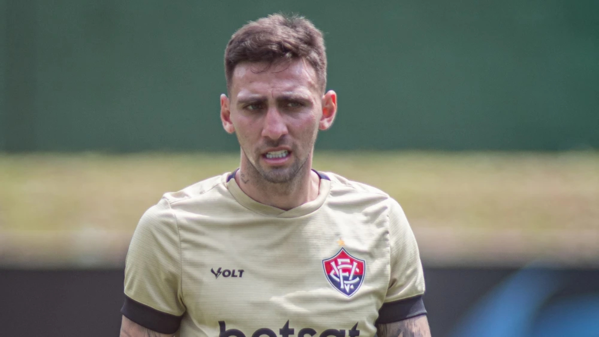 Suspensos, Gustavo Mosquito e Léo Naldi desfalcam o Vitória contra o Athletico-PR; Wagner Leonardo volta