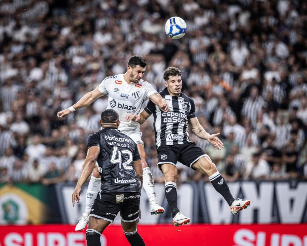 Na briga pelo G-4, Ceará busca primeira vitória como visitante contra o Santos