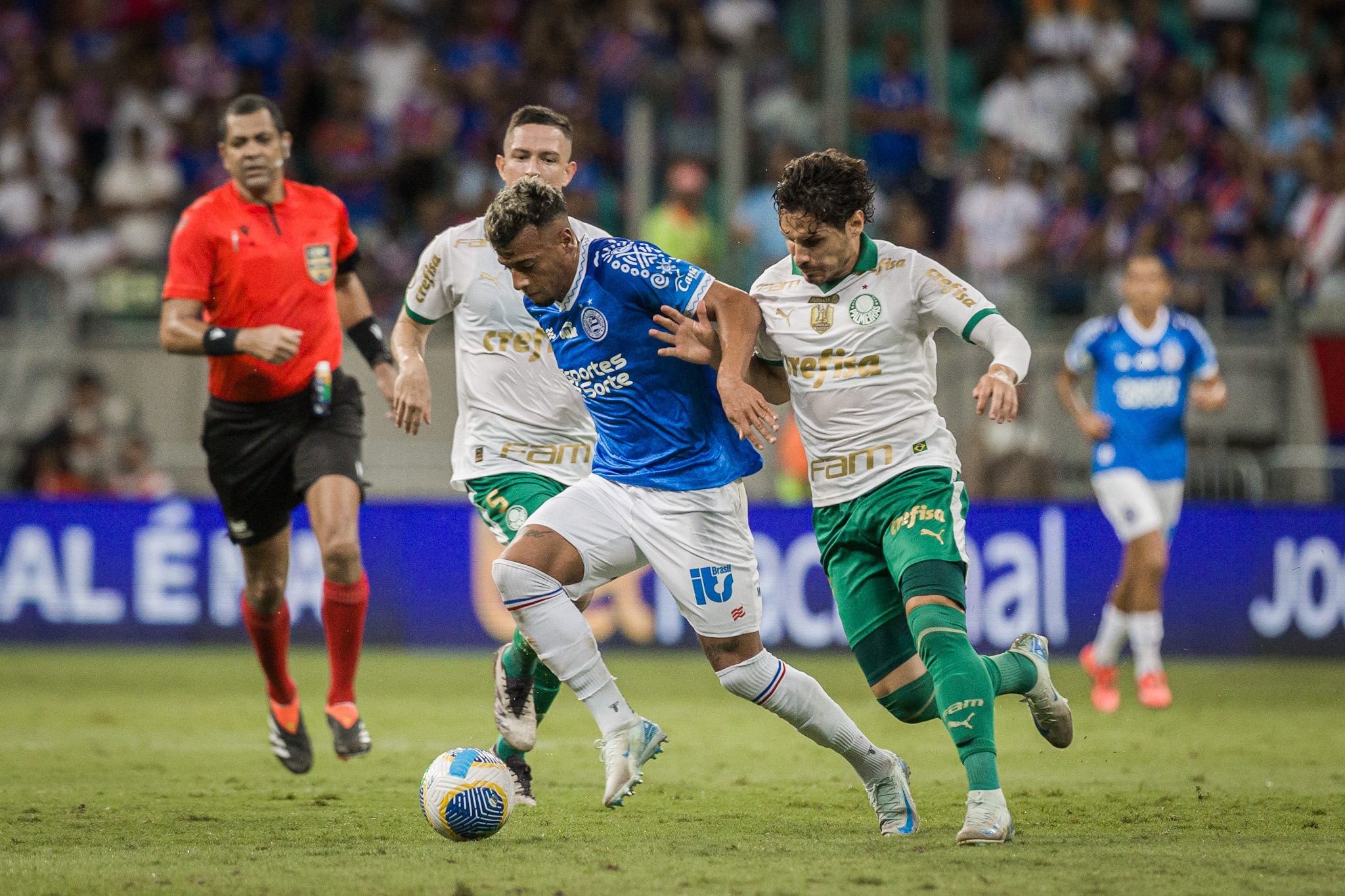 Bahia sai na frente, sofre virada do Palmeiras e tropeça na Fonte Nova