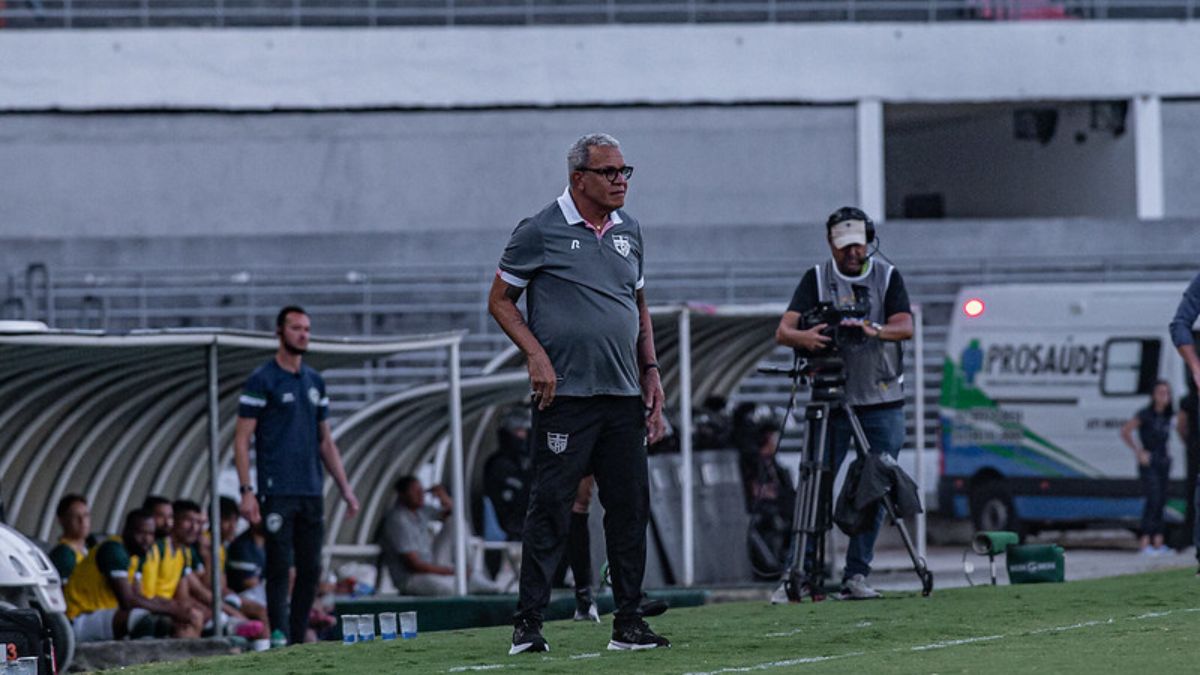 “Estamos estrangulando com os nossos próprios erros”, diz técnico do CRB após derrota para o Goiás