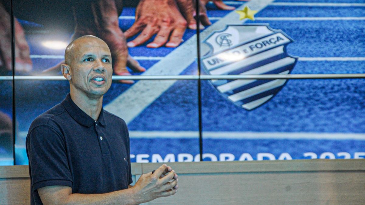 Técnico Higo Magalhães apresenta planejamento do CSA para temporada 2025 em reunião no CT Gustavo Paiva