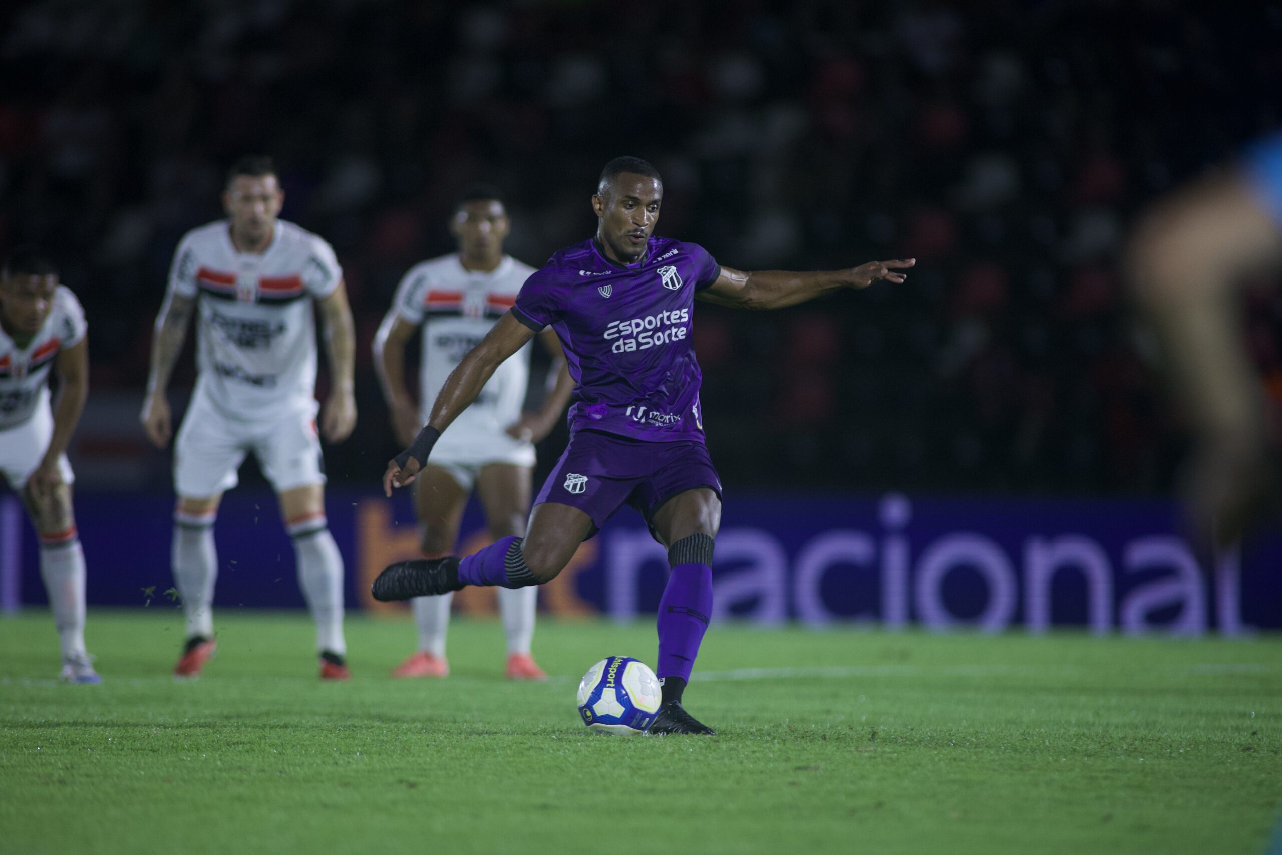 Com hat-trick de Saulo Mineiro, Ceará goleia o Botafogo-SP e retorna ao G-4 da Série B