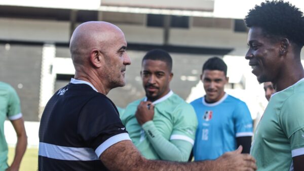 Técnico Itamar Schulle, do Santa Cruz, ao lado do volante Wagner Balotelli