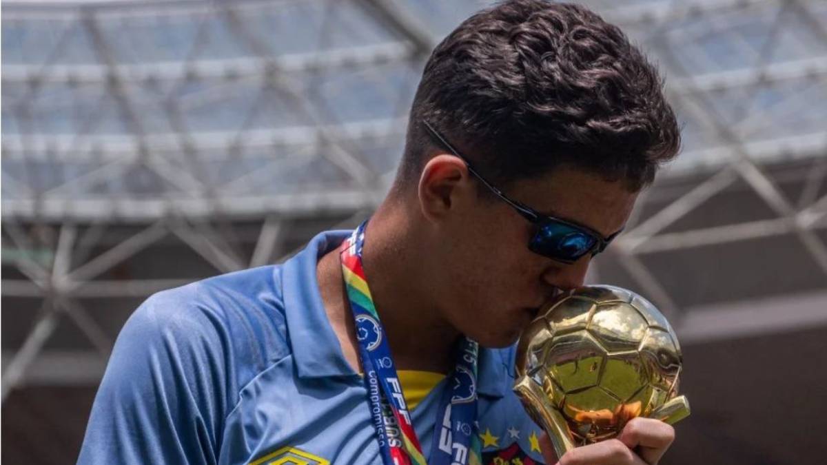 Kauã Manoel, goleiro do Sport, celebra título do Pernambucano Sub-17