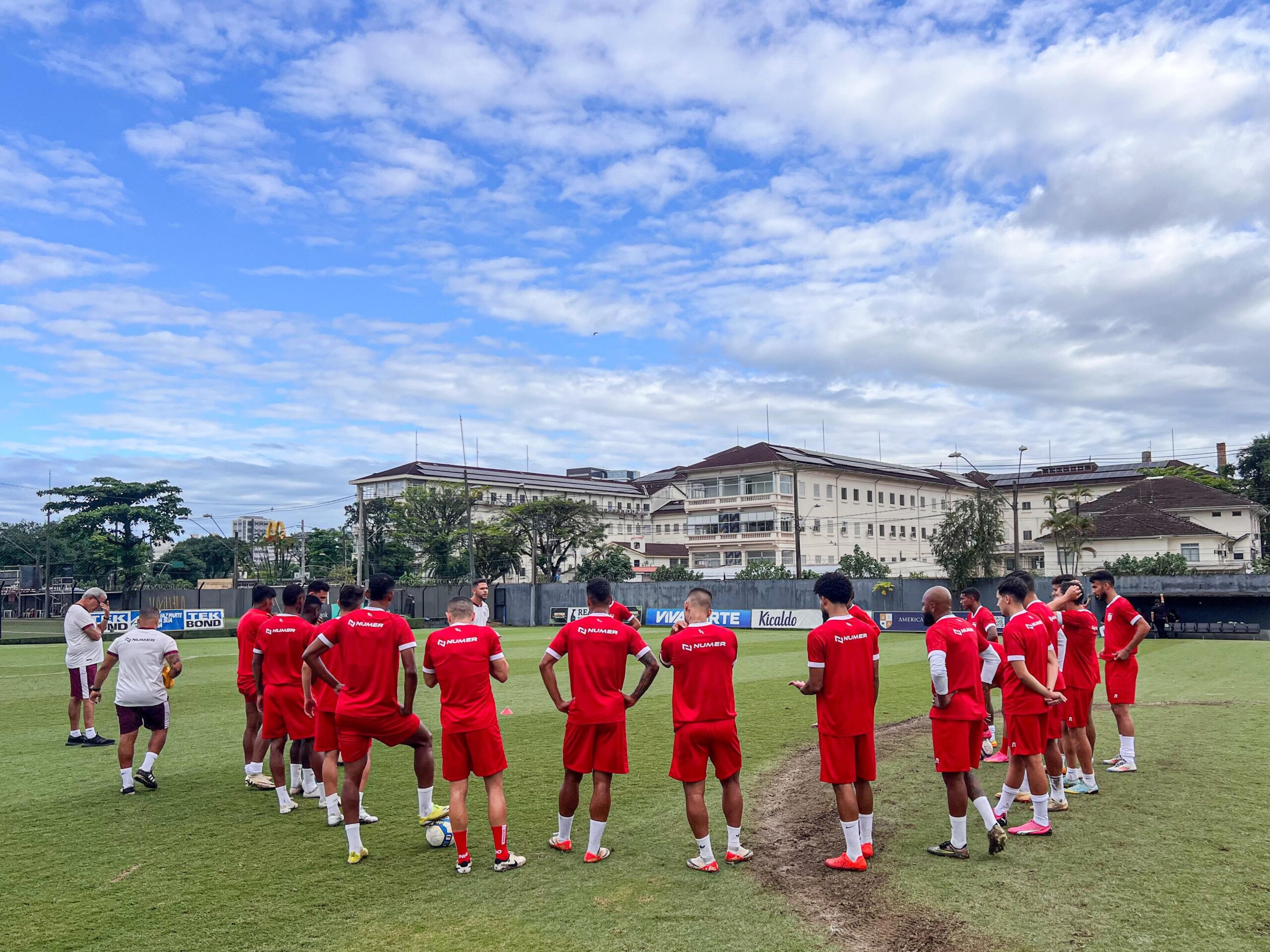 Sem Léo Pereira, CRB encerra preparação para duelo difícil contra o Santos; confira provável escalação