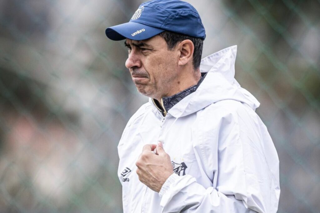 Próximo rival do Sport, Santos decide demitir treinador Fábio Carille após acesso e título