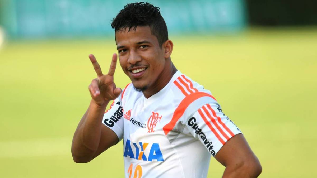 Carmópolis anuncia Nixon, atacante relevado pelo Flamengo