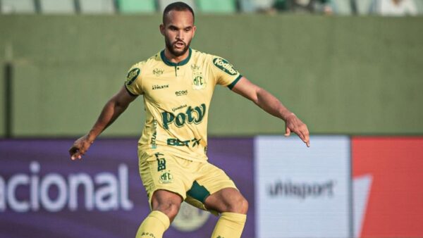 Vitória e Mirassol prorrogam empréstimo do zagueiro João Victor