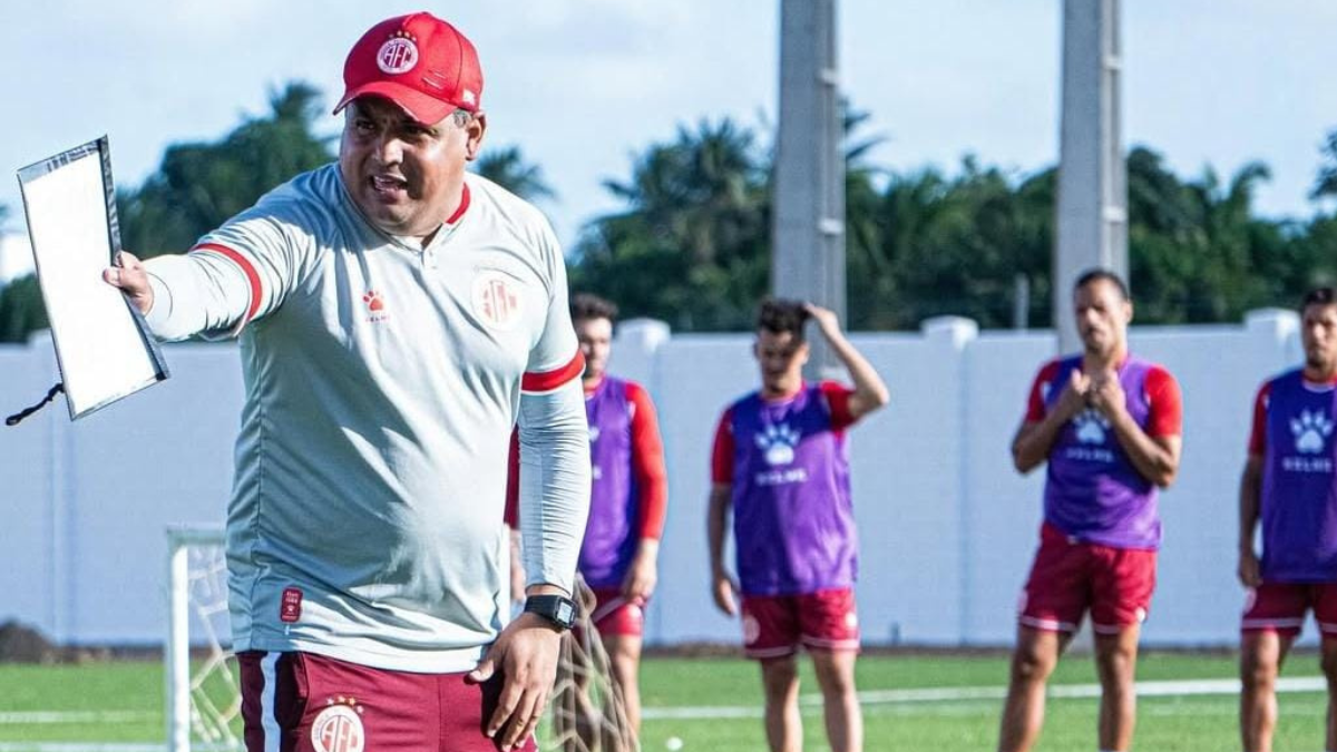 Leston Júnior comanda treino no América-RN