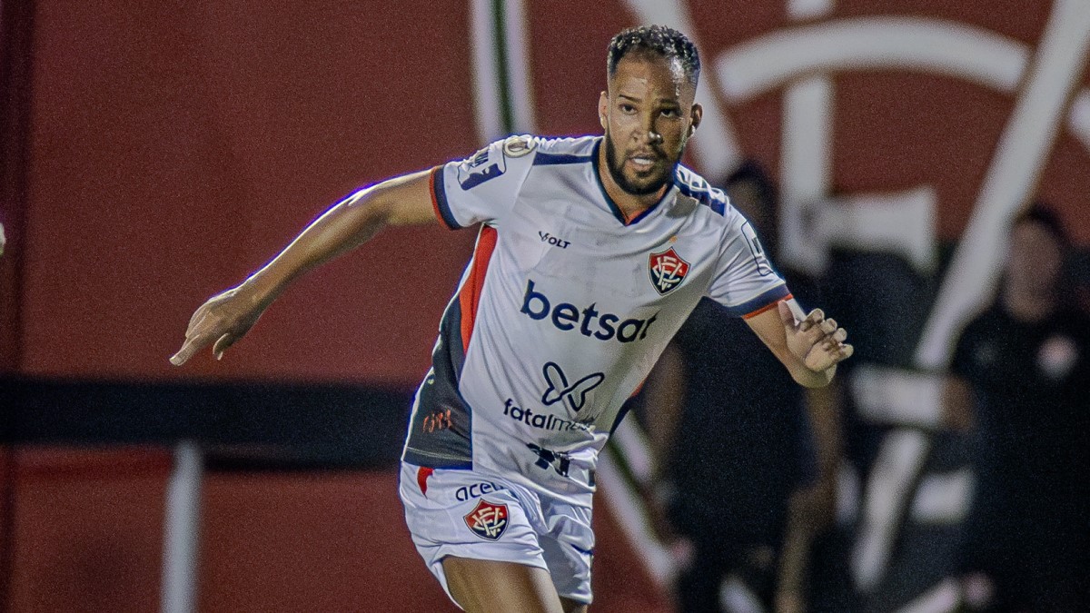 Everaldo, atacante do Vitória, negocia com o Coritiba