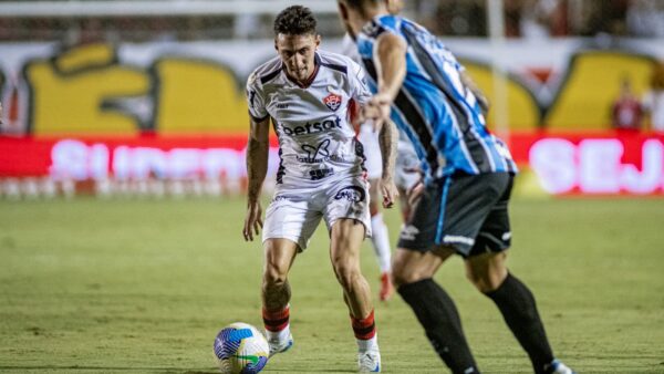 Gustavo Mosquito, atacante do Vitória, em jogo contra o Grêmio