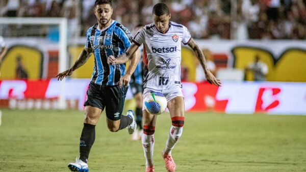 Janderson, atacante do Vitória, em jogo contra o Grêmio