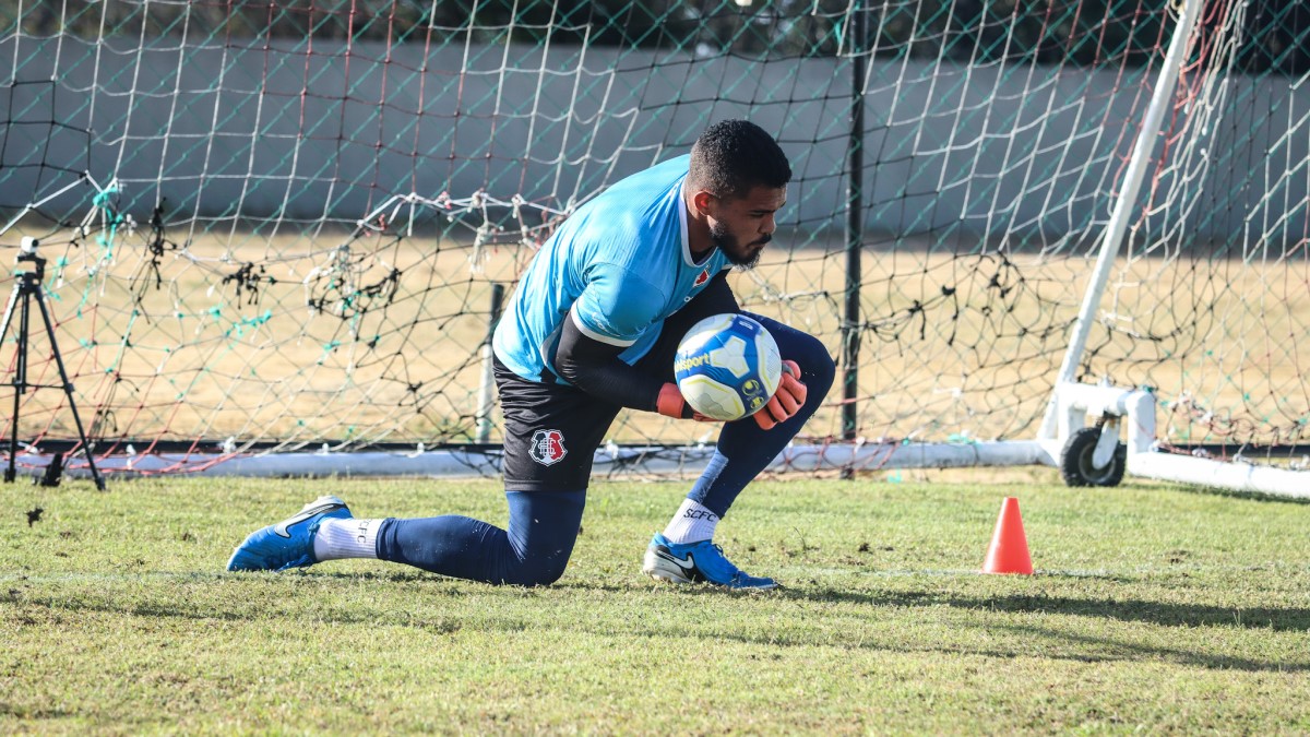 Moisés, goleiro do Santa Cruz