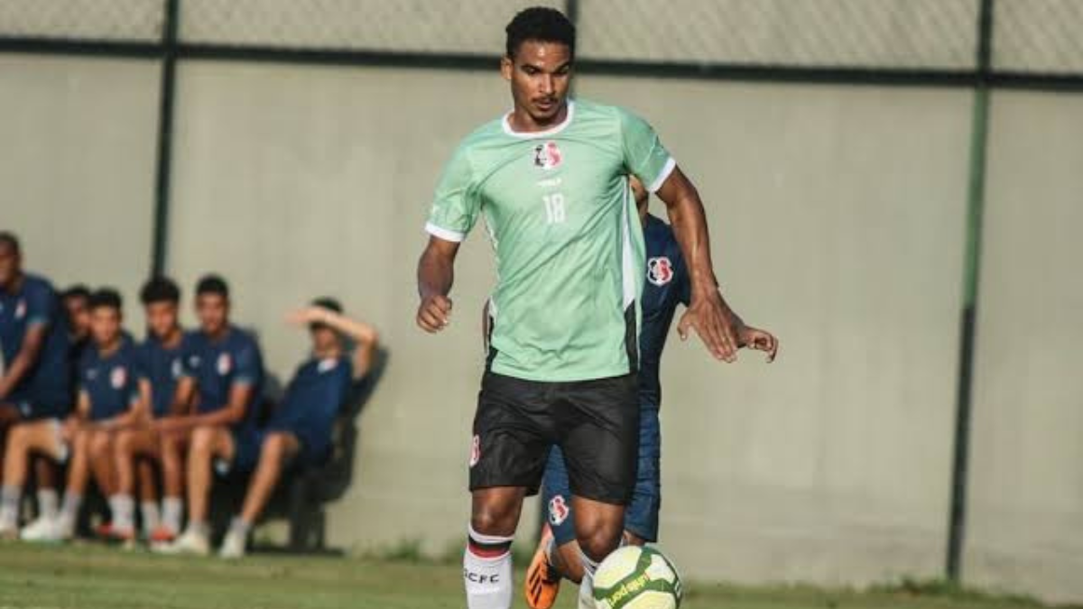 Atacante do Santa Cruz lesiona joelho e vai passar por cirurgia; veja prazo de retorno