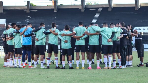 Técnico do Santa Cruz critica "falta de estrutura" em pré-temporada, mas enaltece dedicação do elenco 2 Elenco do Santa Cruz em treino para a temporada 2025