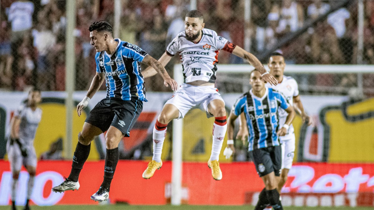 Wagner Leonardo, zagueiro do Vitória, em jogo contra o Grêmio