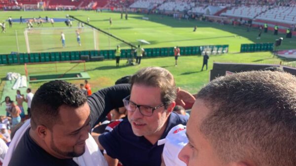 Presidente do Santa Cruz aparece na arquibancada antes de clássico contra o Náutico 1 Presidente do Santa Cruz.