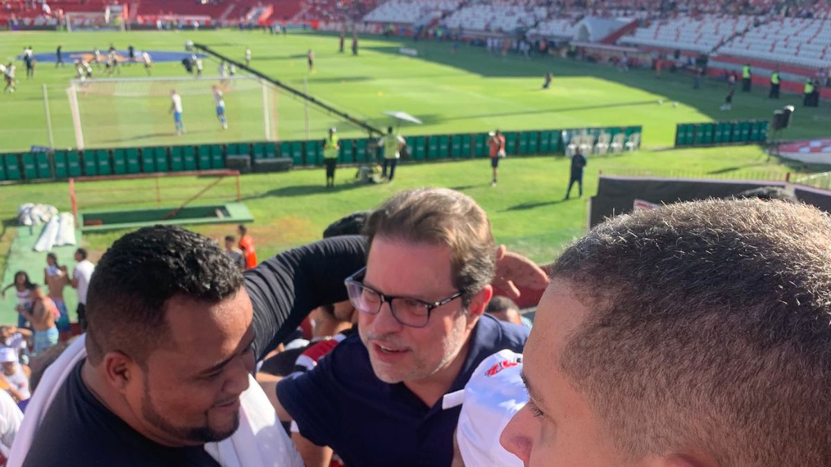 Presidente do Santa Cruz aparece na arquibancada antes de clássico contra o Náutico