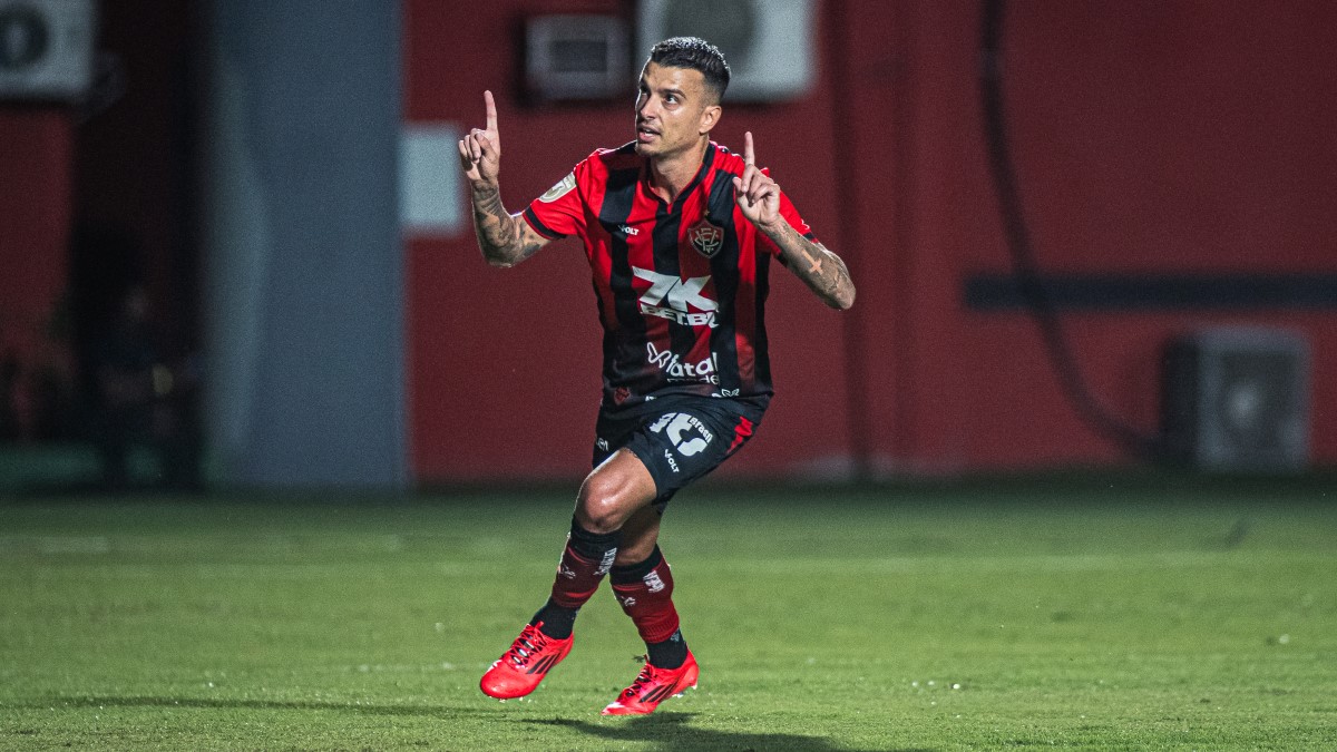 Com tranquilidade, Vitória goleia Jacobina e segue líder do Campeonato Baiano 2 Bruno Xavier, atacante do Vitória