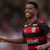 Carlinhos, atacante do Flamengo, encaminha acerto com o Vitória