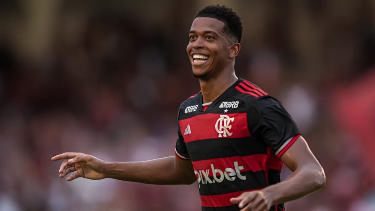 Carlinhos, atacante do Flamengo, encaminha acerto com o Vitória