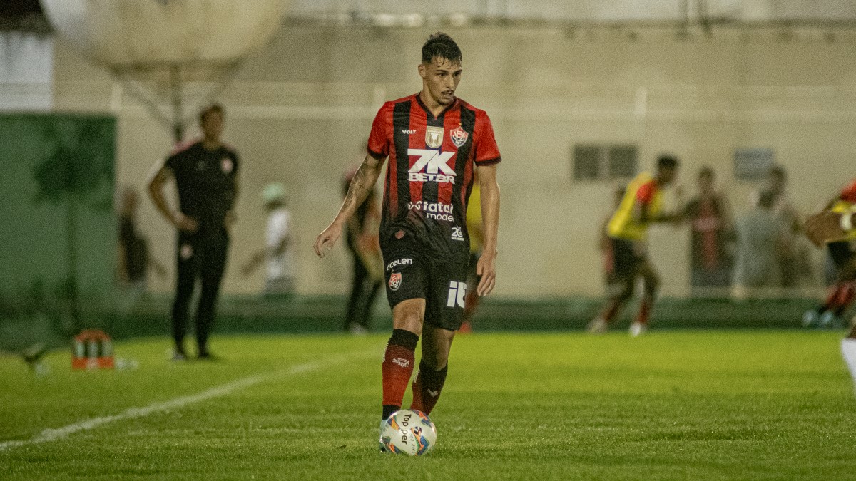 Claudinho, lateral-direito do Vitória