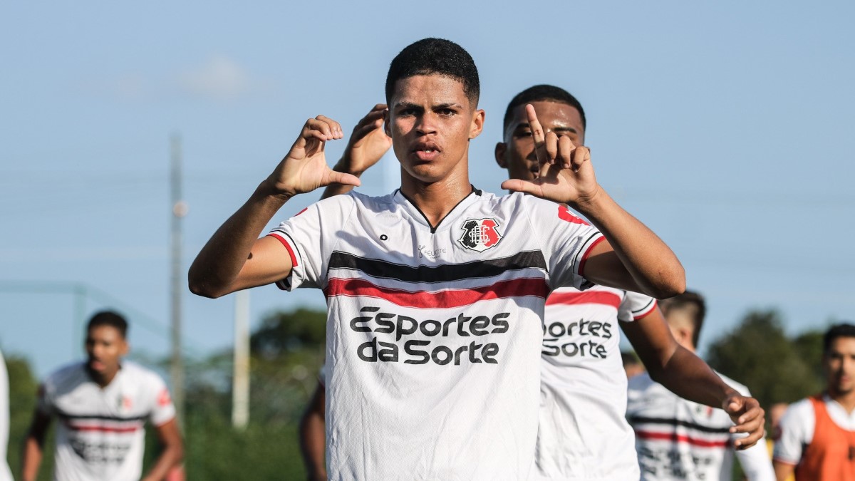 Santa Cruz integra destaques do Sub-20 na Copinha ao elenco profissional 2 David Cabeça, lateral-esquerdo da base do Santa Cruz