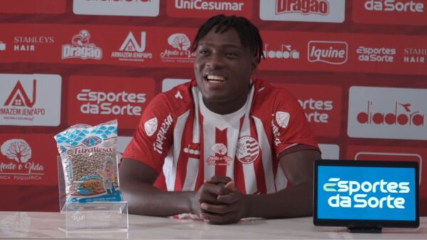 Samuel Otusanya é apresentado pelo Náutico