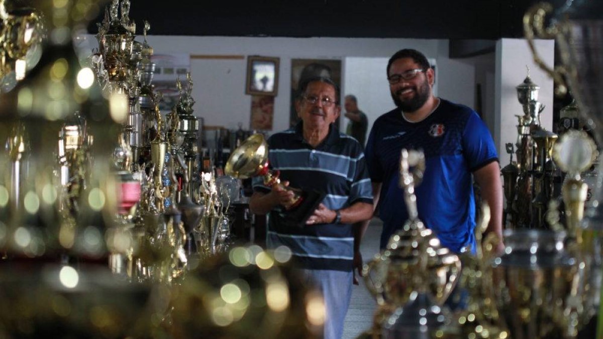 Santa Cruz em luto: Morre Dirceu Paiva, o "guardião da memória tricolor" 2 Dirceu Paiva e Esequias Pierre, na sala de memórias do Santa Cruz